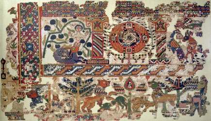 Jónást és a bálnát ábrázoló textiltöredék vászon és gyapjú részlet 105613-ból